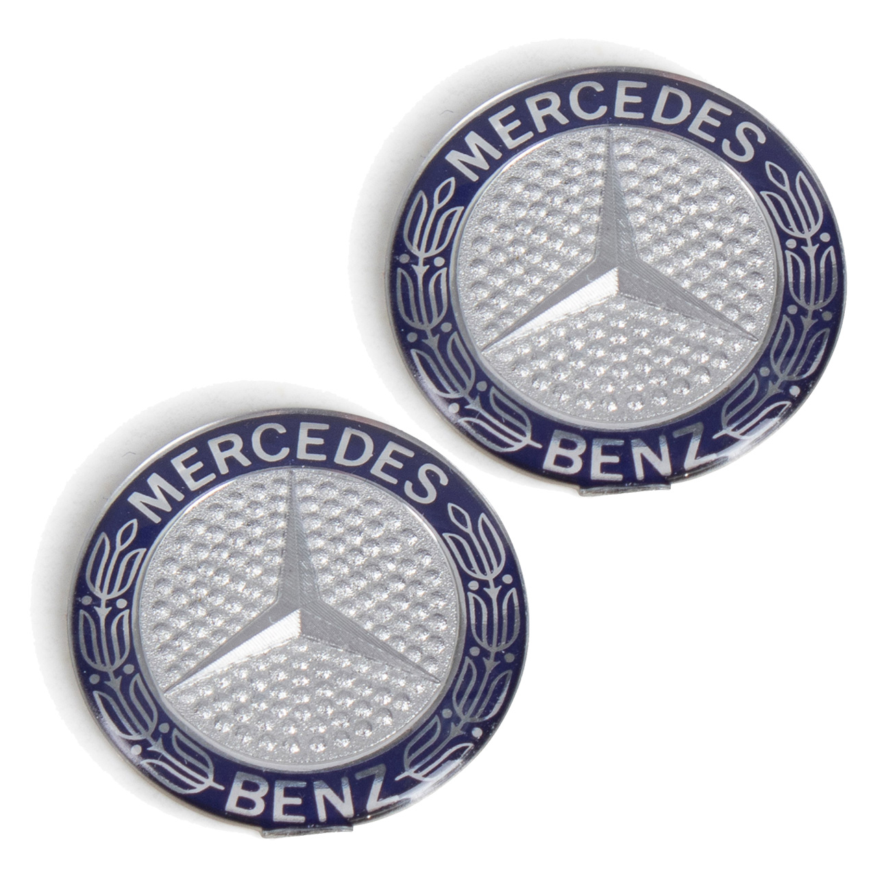 Große Mercedes-Benz Logo-Leuchtschrift mit Logo auf der …